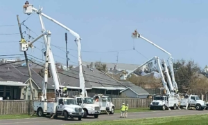 valiant-bucket-trucks-working2